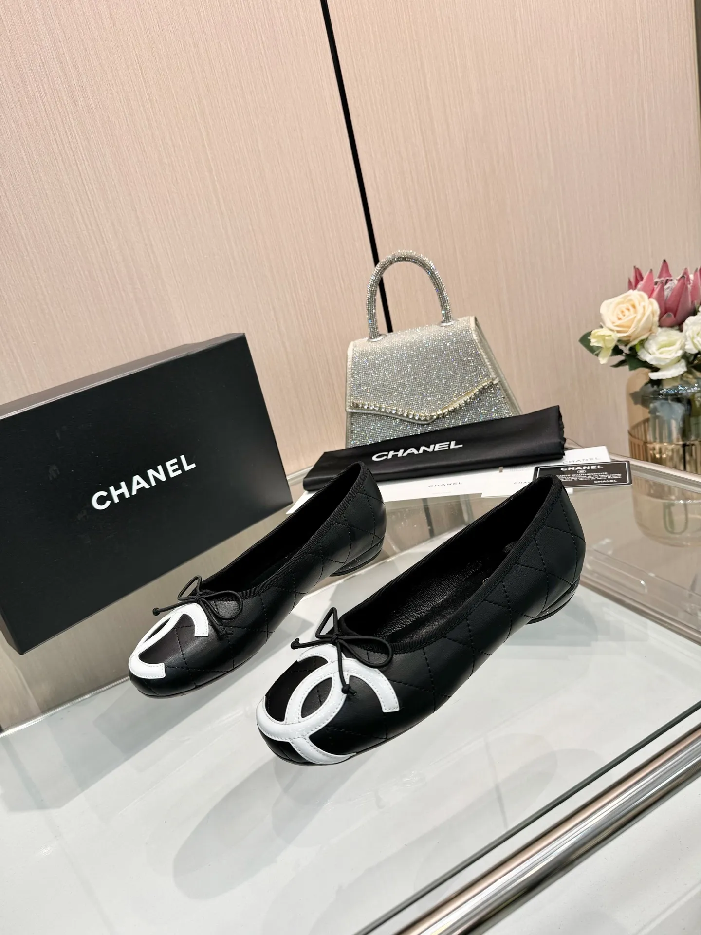👟👟Ex-factory price 500👟👟 | ²⁰²5 𝐬𝐬 🤍🤎𝐂𝐇𝐀𝐍𝐄𝐋Chanel 26A catwalk style handmade Mary Jane women's shoes. Ballet shoes are so amazing, the bow pattern is so cute! Even if I don’t wear flat shoes, I can’t resist the temptation! The second recommended pair of Chanel logo women's shoes has great texture and is versatile. It is made of lambskin and has an original two-color outsole. Size: 35-40 (41 can be customized and cannot be returned or exchanged)